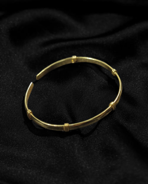 Classic ring accent brass bracelet