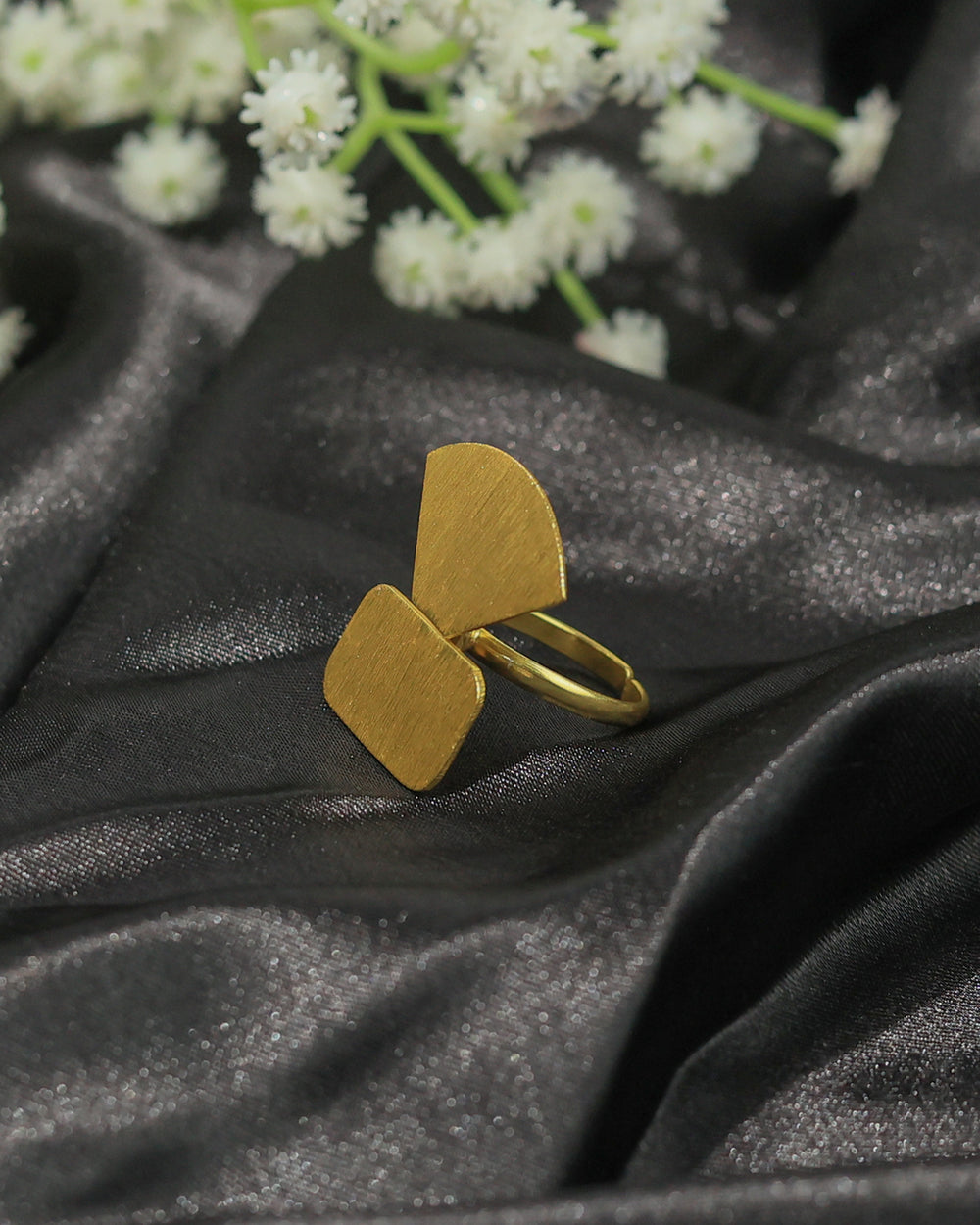 Golden Interlinked Leaf Ring