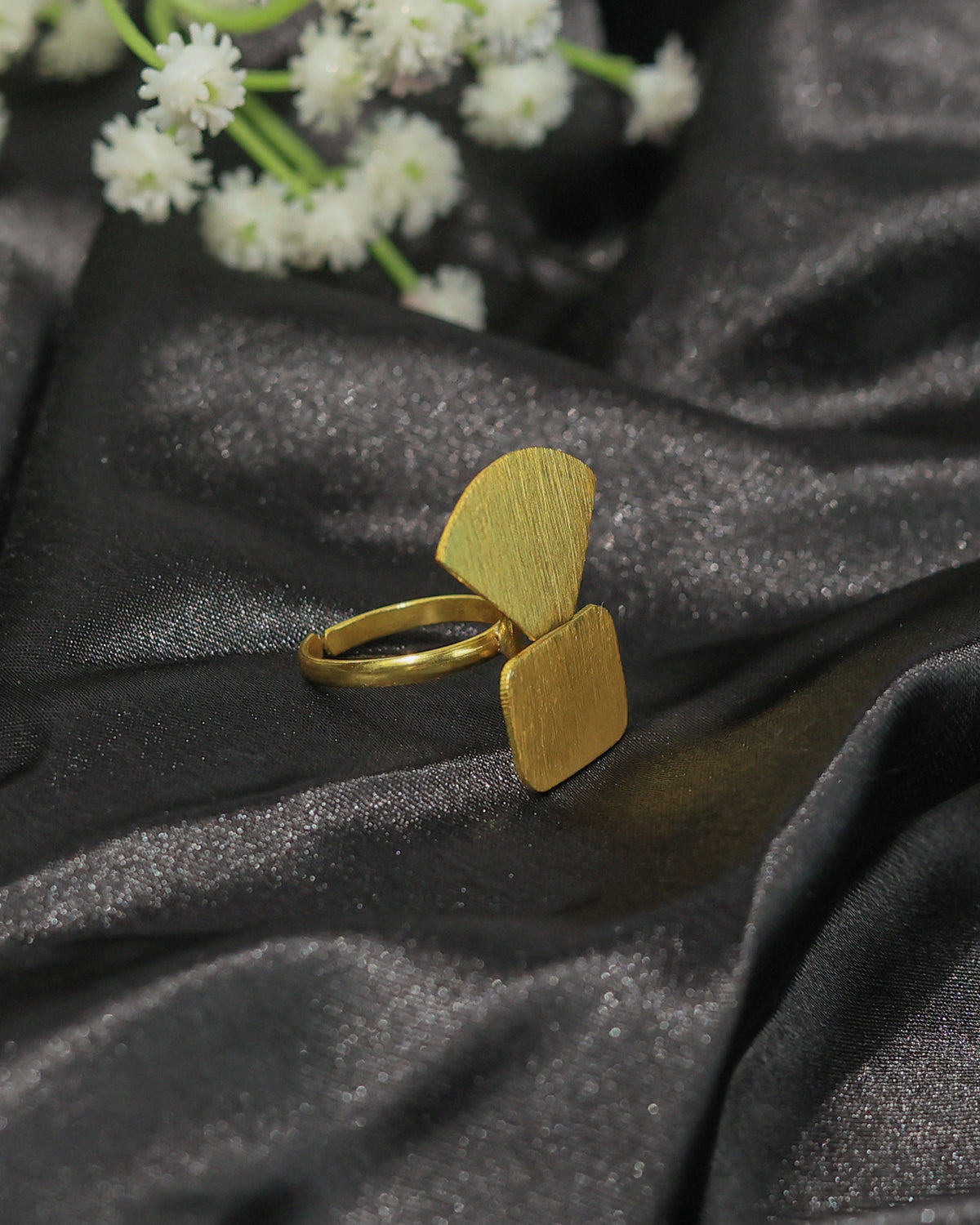 Golden Interlinked Leaf Ring
