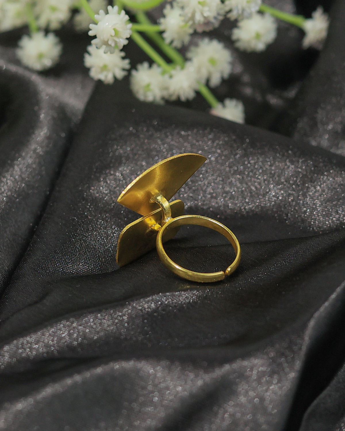 Golden Interlinked Leaf Ring